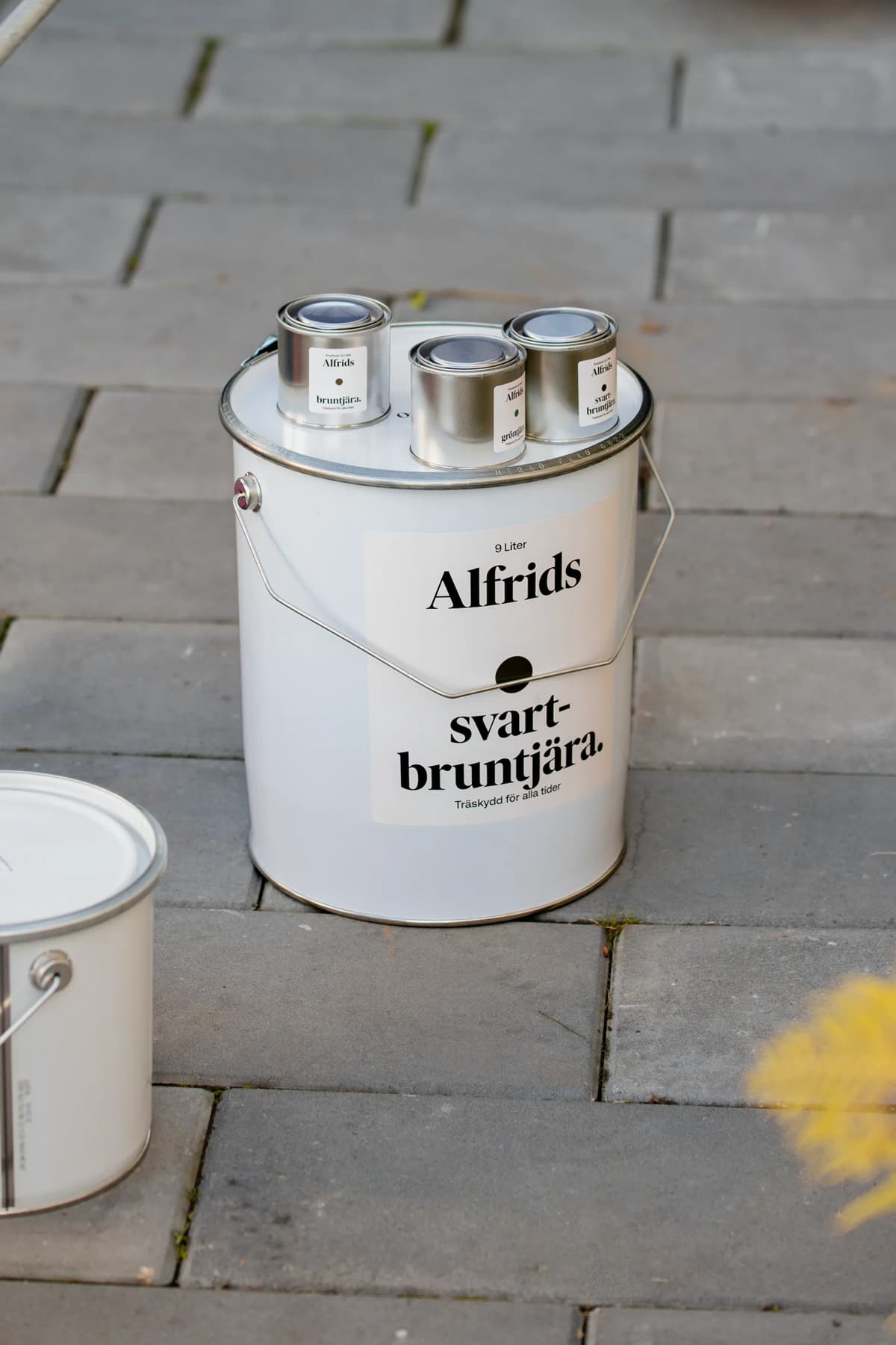 https://www.vaggmaterial.se/media/z1lbyto5/alfrids_svart_bruntjara_1.jpg